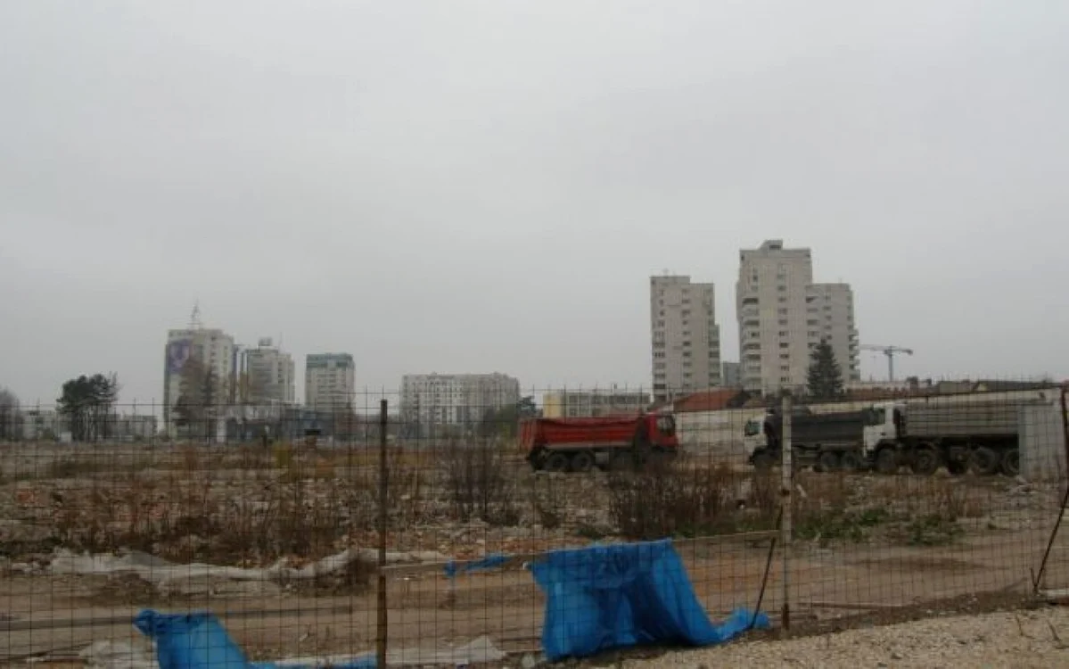 În locul uzinei este acum doar un teren viran. FOTOSimona Suciu