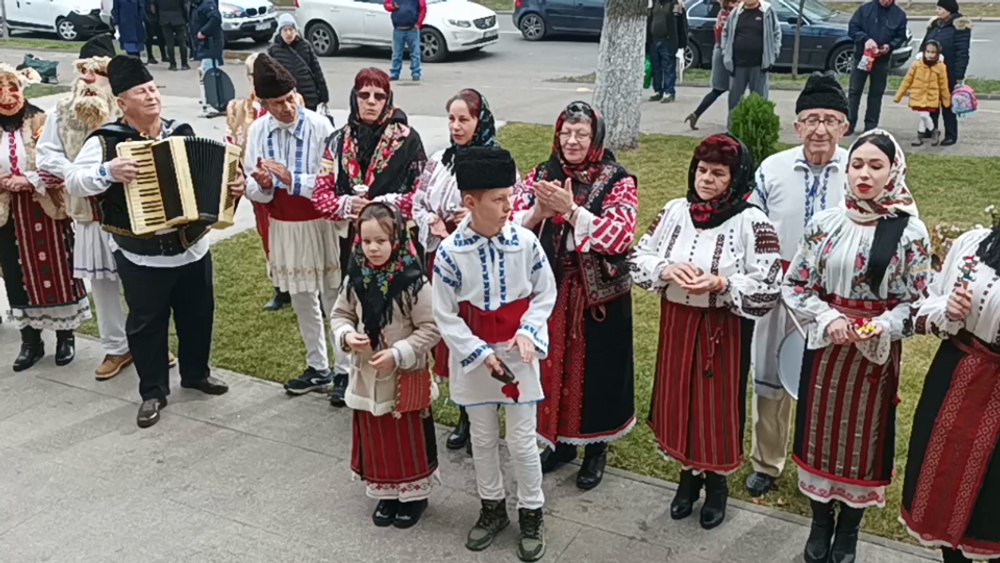 De ce merg colindătorii cu o păpușă în casele tinerilor neînsurați. Cum a rezistat „Vasilca” modernizării culturale VIDEO