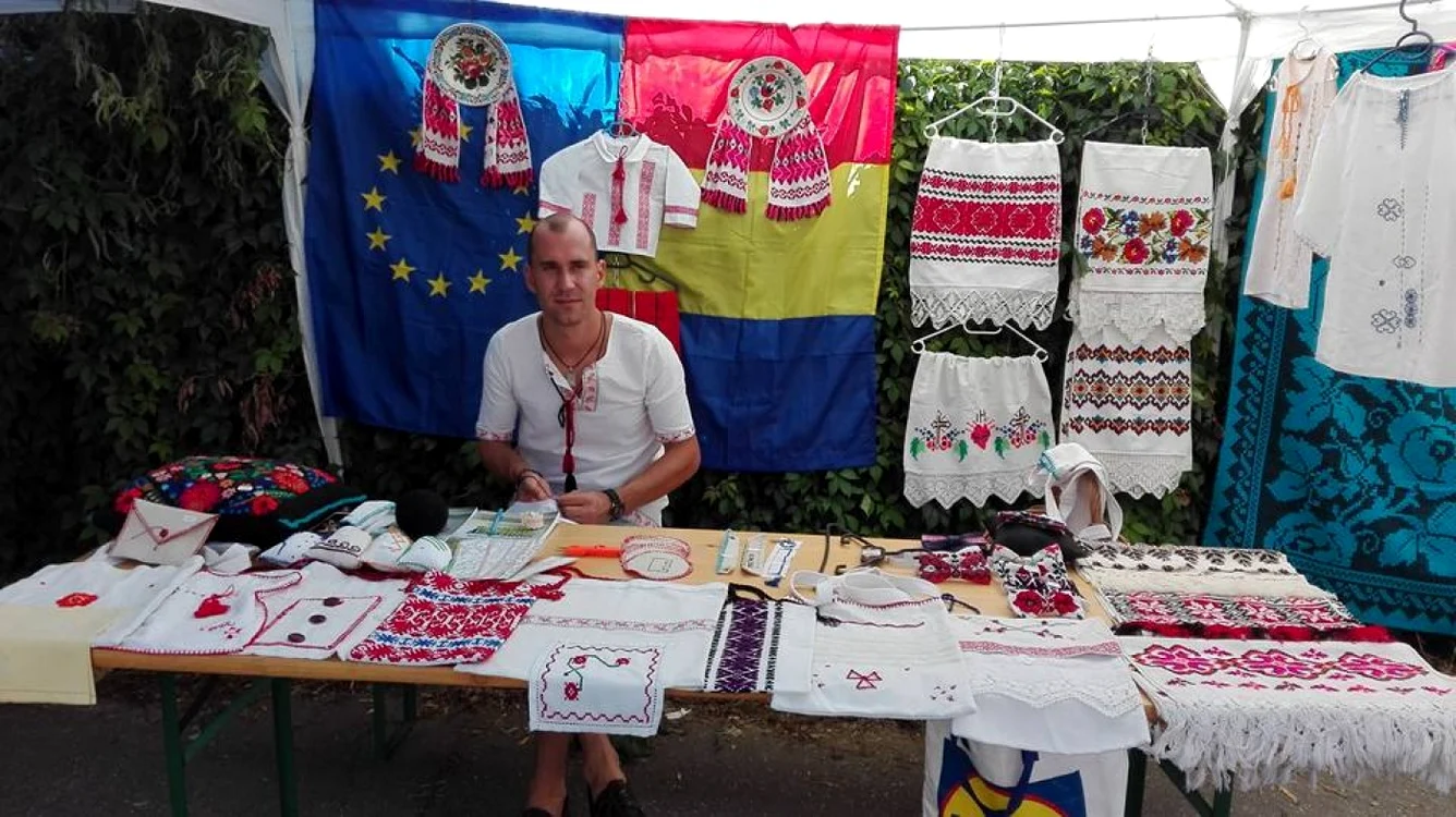 Bogdan Ilieş îşi vinde creaţiile la diverse târguri FOTO Arhivă personală