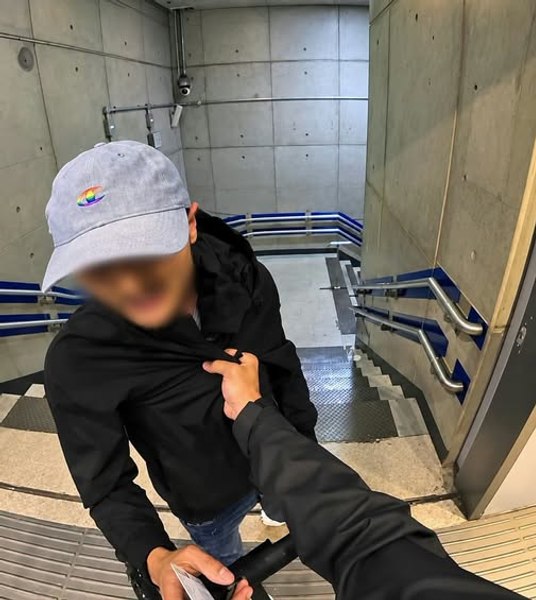 Român suspectat de furt, amenințat de un bărbat într-o stație de metrou din Marea Britanie: „Să nu mai furi de la oameni, nenorocitule. Fugi, șobolanule!”