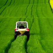 teren agricol si tractor foto pixabay jpg