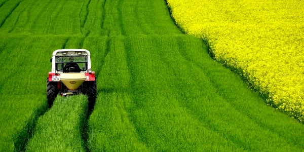 teren agricol si tractor   foto pixabay jpg