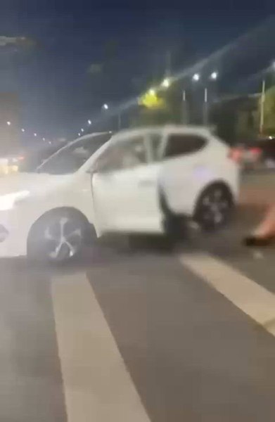 Scandal monstru în trafic, în Capitală: un bărbat filmat cum lovește cu bestialitate un șofer, cetățean străin