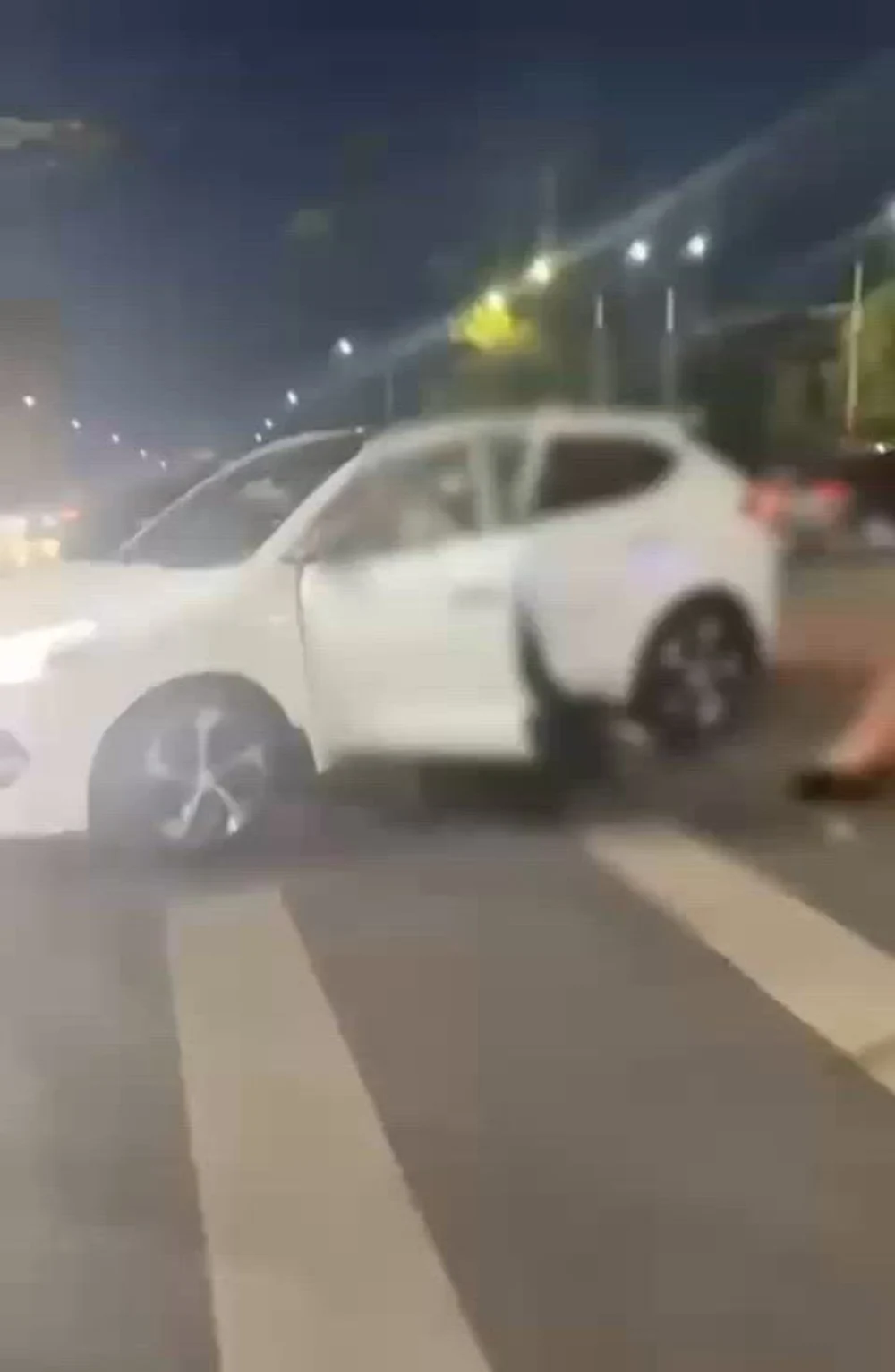 Scandal monstru în trafic, în Capitală: un bărbat filmat cum lovește cu bestialitate un șofer, cetățean străin