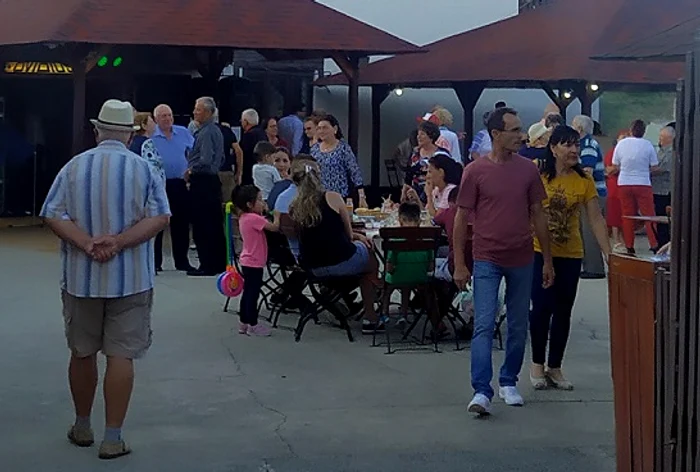 Controalele au vizat terasele  unde s-a uitat de distanțarea socială