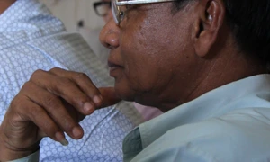 În Cambodgia se poartă unghie lungă la degetul mic jpeg