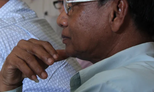 În Cambodgia se poartă unghie lungă la degetul mic jpeg