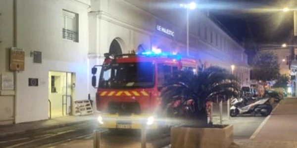 incendiu la hotelul majestic din Cannes FOTO X @ChrisBelicchi jfif