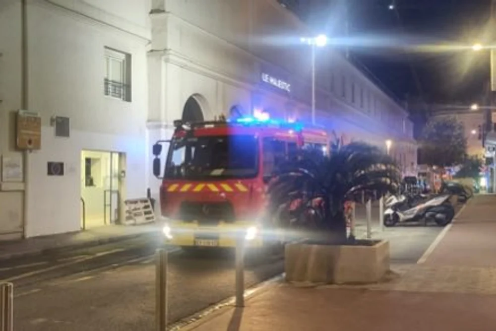 Incendiu la celebrul hotel Majestic din Cannes: peste 400 de persoane evacuate