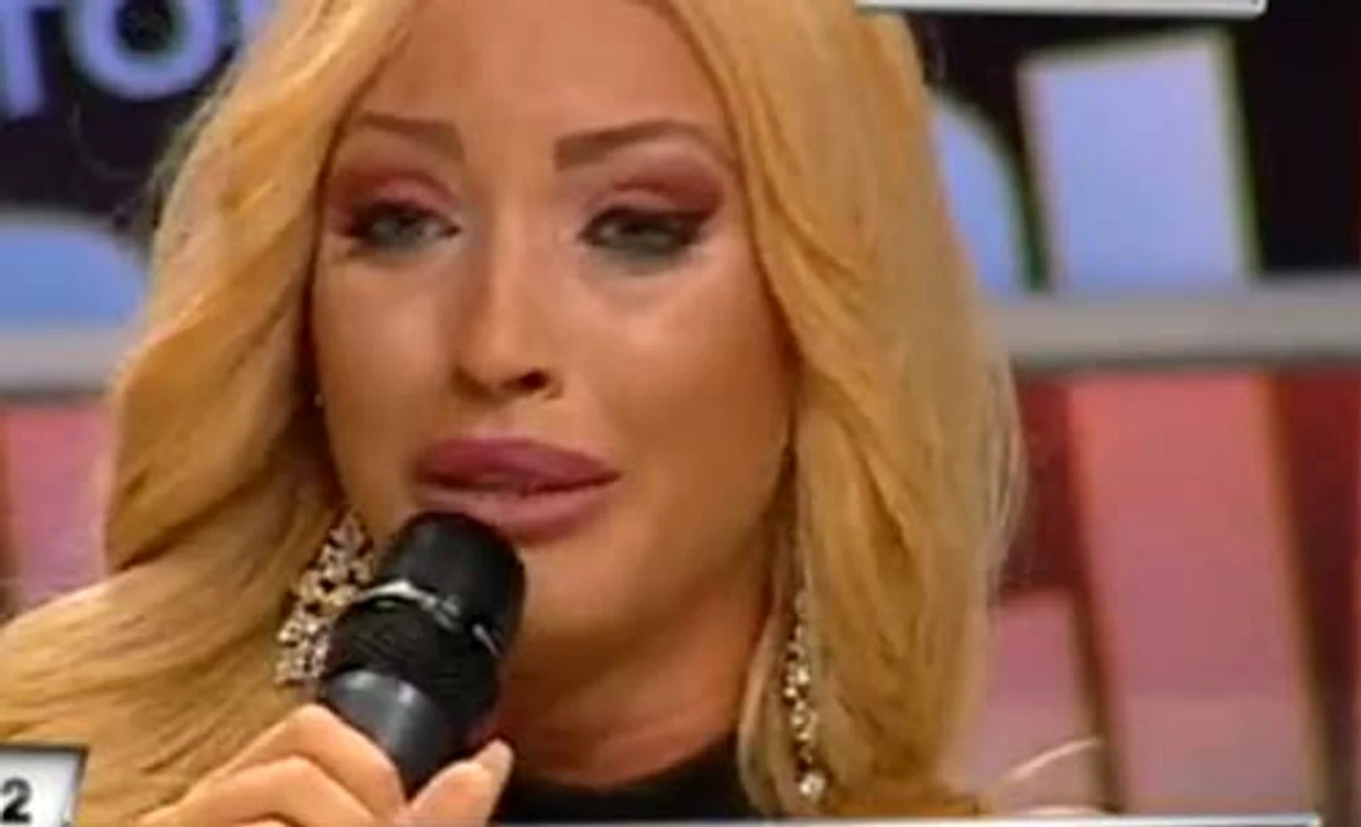 
    Loredana Chivu a luat foc când i s-a adus aminte de tatăl ei mort Foto: Captură Kanal D  