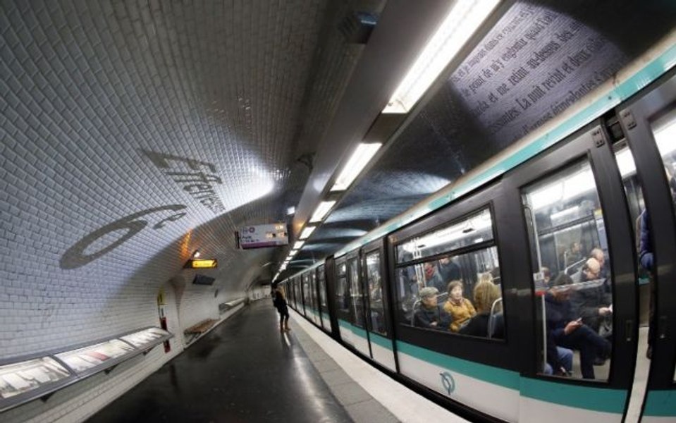 O femeie a murit în metroul din Paris după ce haina i-a fost prinsă în uşa unui vagon