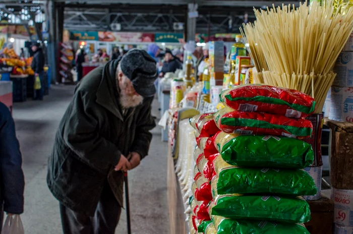 În piaţa din Bender majoritatea produselor alimentare sunt mai scumpe decât la Chişinău FOTO: Alexandru Tarlev