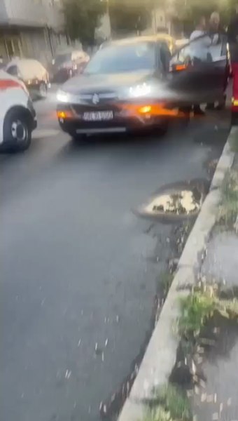 Tânăr prins băut și drogat la volan: bărbatul avea mașina parcată pe mijlocul străzii VIDEO
