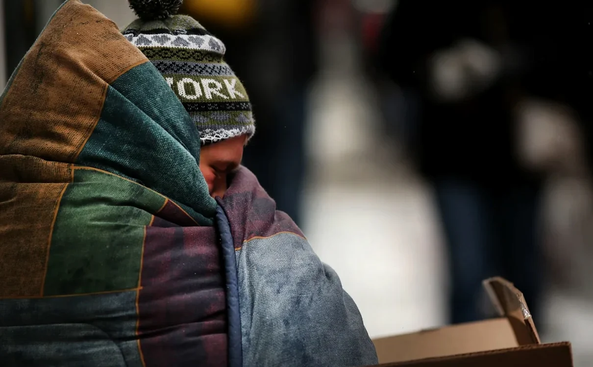 Un bărbat încearcă să se încălzească SURSA Spencer Platt/Getty Images