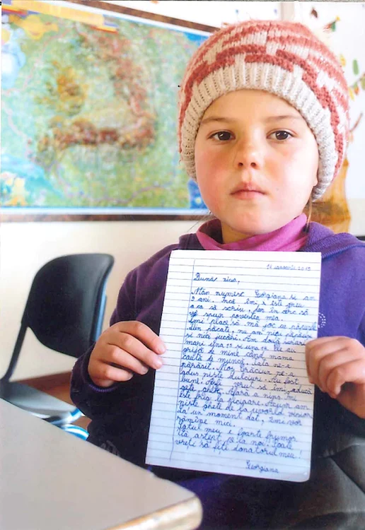 La 9 ani, Georgiana şi-ar dori să aibă o pereche de ghetuţe noi. Îi place să se joace cu păpuşile, dar nu are nici măcar unaFoto: Click!