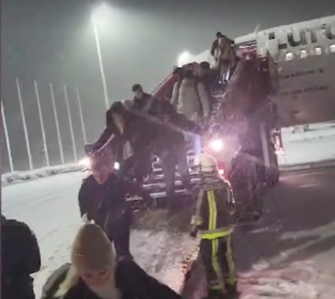 Peste 100 de români, blocați în avion, la Munchen, din cauza viscolului