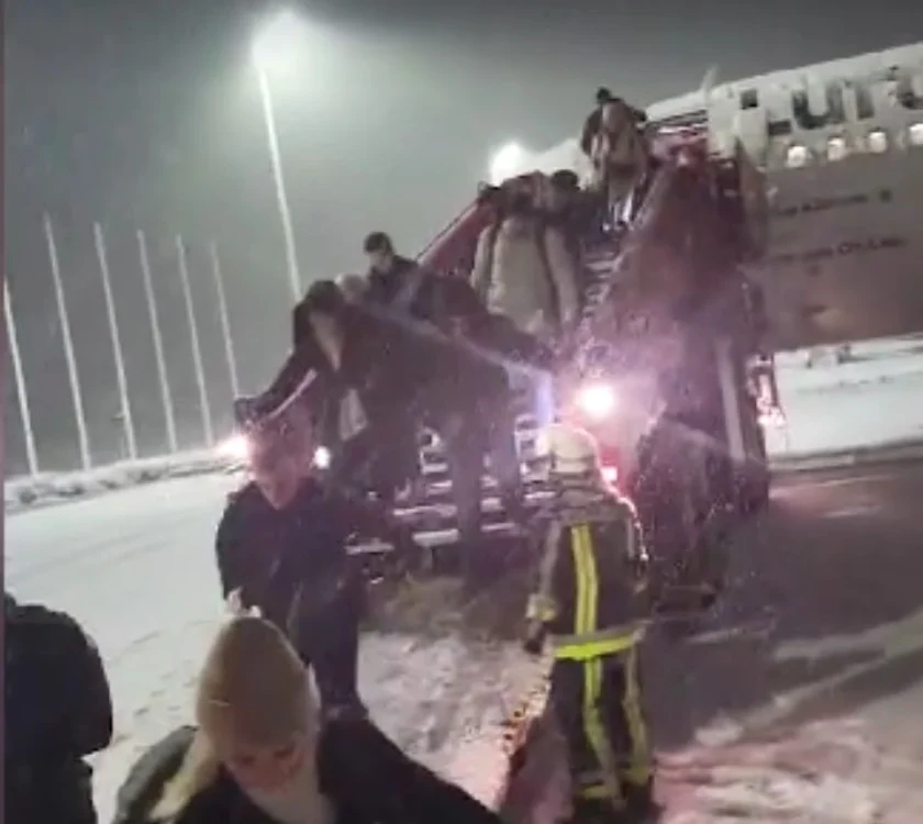 Pasagerii au fost scoși din avion după patru ore FOTO: captură video