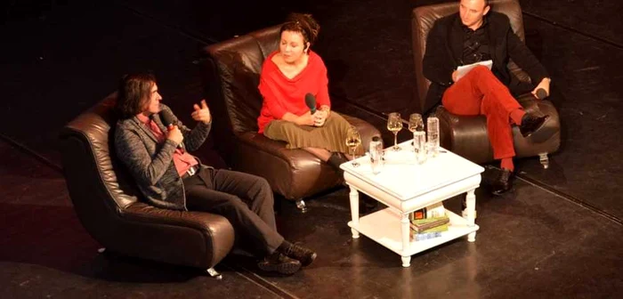 Mircea Cărtărescu, Olga Tokarczuk şi Robert Şerban, pe scena teatrului „Vasile Alecsandri”, Iaşi, în cea de-a doua seară FILIT FOTO: facebook/ rodica.rodean