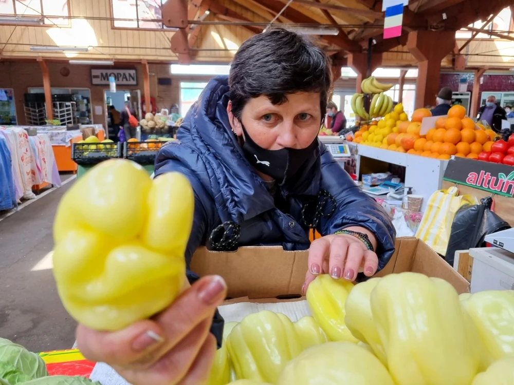 Ardeiul românesc pe care clienţii nu vor să îl cumpere pentru că este strâmb FOTO: Oana Şlemco