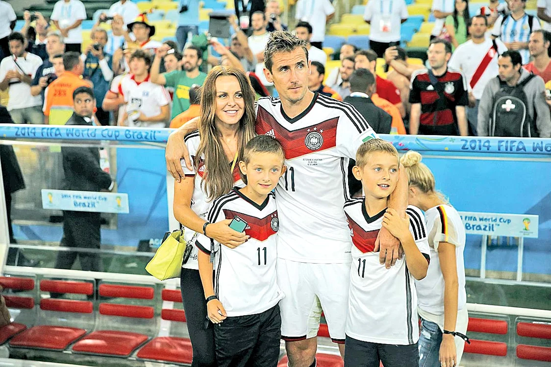 Golgheterul Klose  are o familie frumoasă