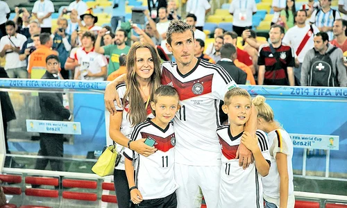 Golgheterul Klose  are o familie frumoasă jpeg