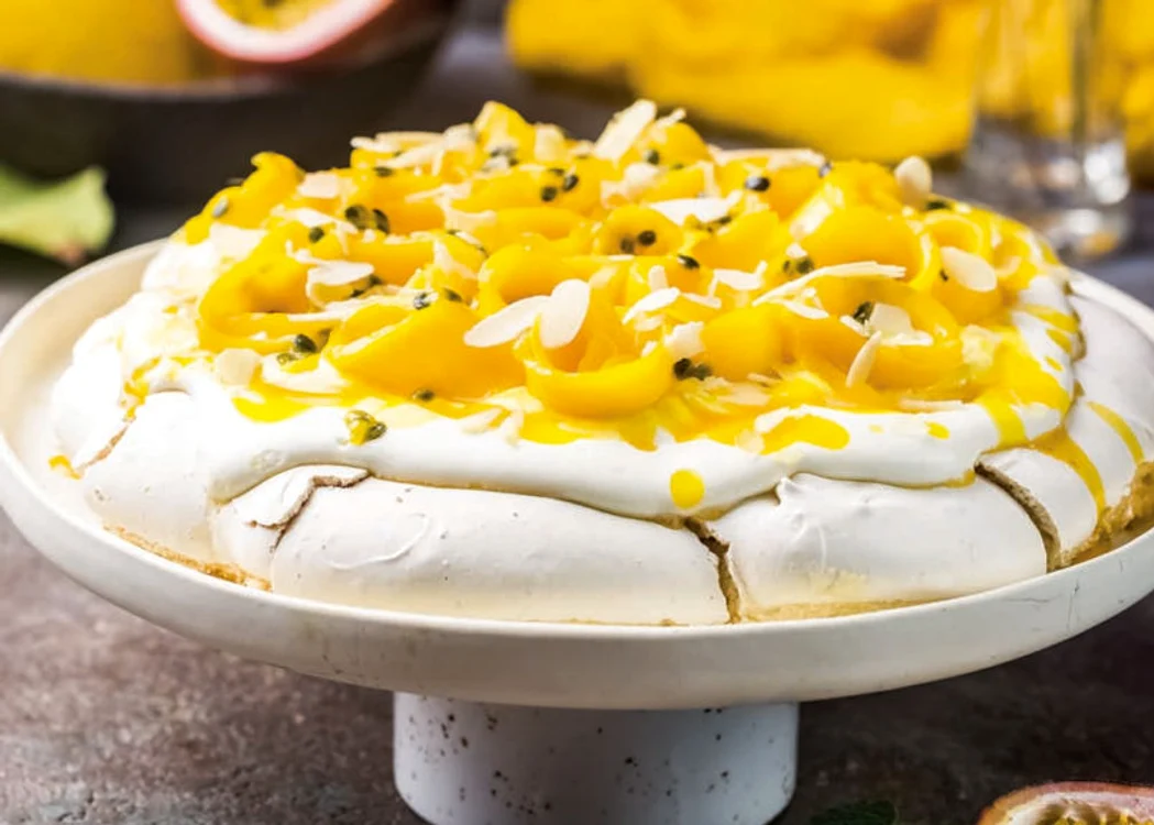 pavlova cu mango si fructul pasiunii jpg