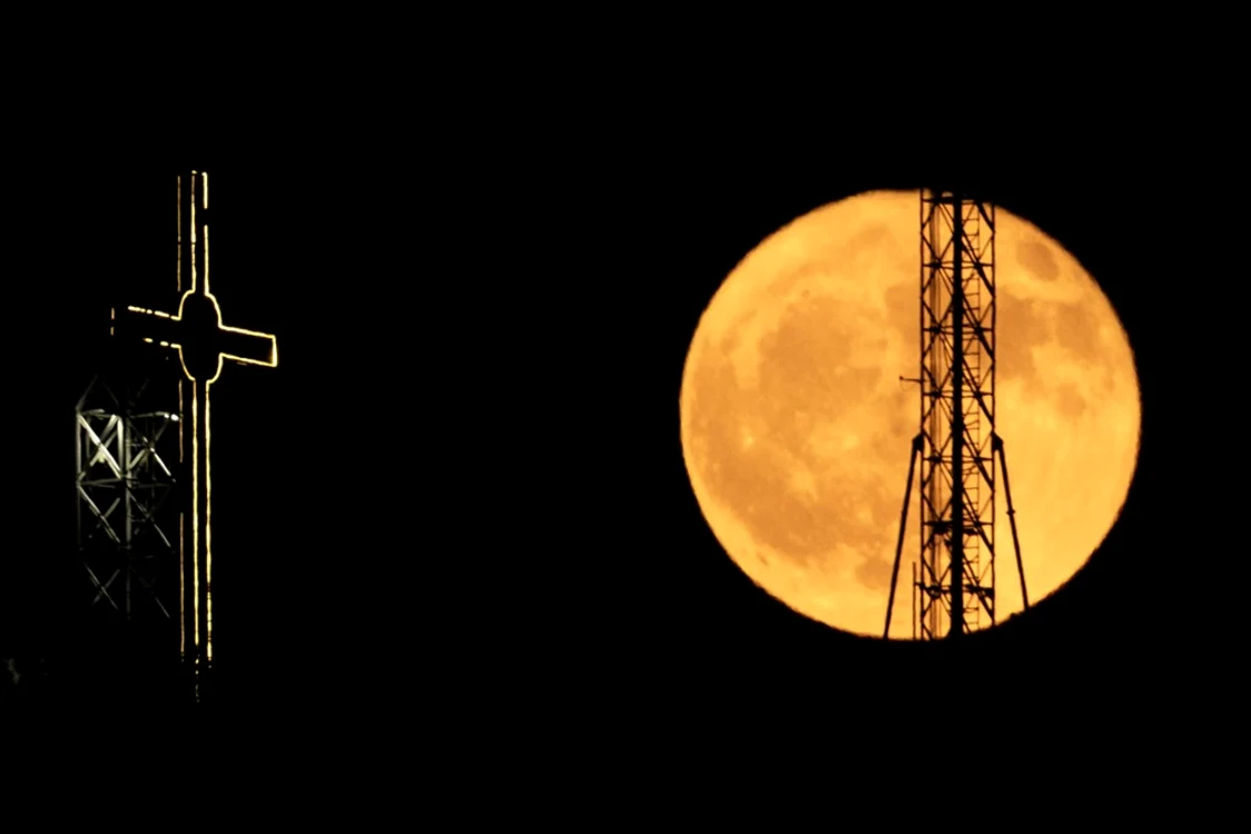 Luna Căpşună, surpinsă deasupra oraşului Skopje. FOTO: EPA