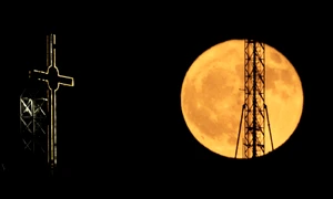 Strawberry moon rises behind a cross near Skopje FOTO EPA 13119619 jpg