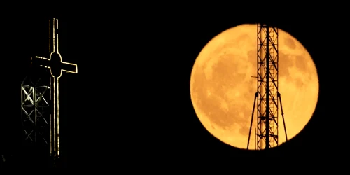 Strawberry moon rises behind a cross near Skopje FOTO EPA 13119619 jpg