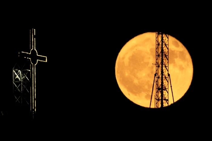 Luna Căpşună, surpinsă deasupra oraşului Skopje. FOTO: EPA