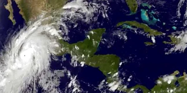 Uraganul Partricia se îndreaptă spre coasta Mexicului FOTO theguardian.com