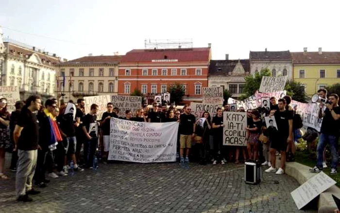 Studenţii au manifestat în Piaţa Unirii din Cluj-Napoca. FOTO: ANOSR