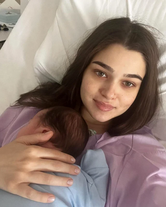 Theo Rose a devenit mămică. Sursă: Instagram