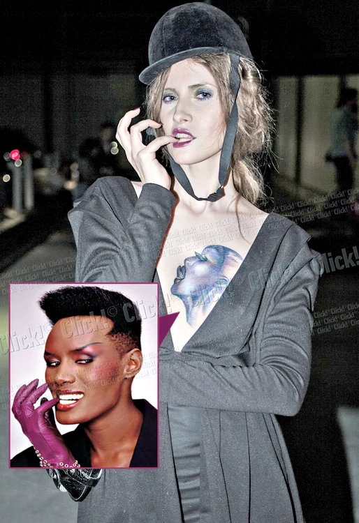 De data aceasta, nu a şocat doar machiajul Iuliei, ci şi decolteul adânc ce i-a lăsat la vedere tatuajul imens de pe sânul stâng (foto: Arhivă personală)