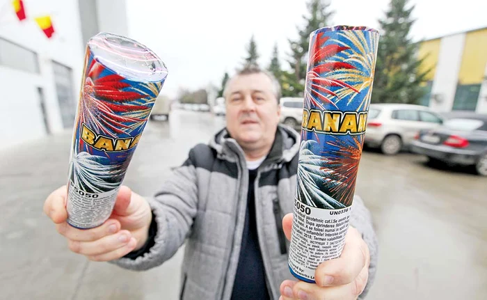 
    Cele mai ieftine sunt pocnitorile, care costă 10 lei cutia cu 100 de bucăți Foto: Sever Gheorghe  