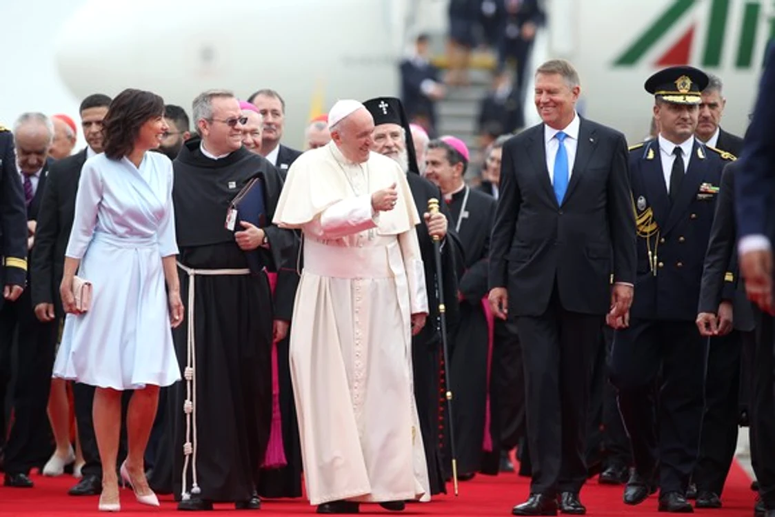 Carmen Iohannis l-a întâmpinat pe Papa Francisc într-o rochie petrecută bleu ciel