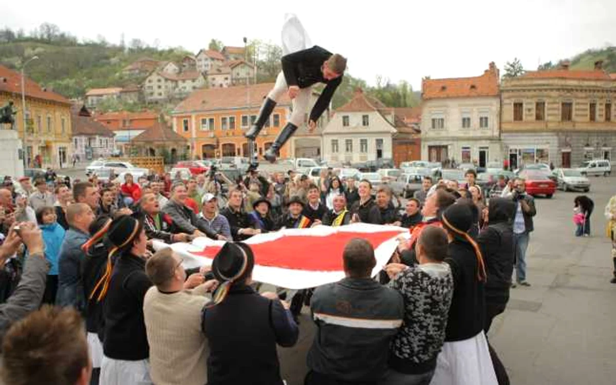 Aruncatul în ţol este un obicei vechi de secole. FOTOAdevărul.