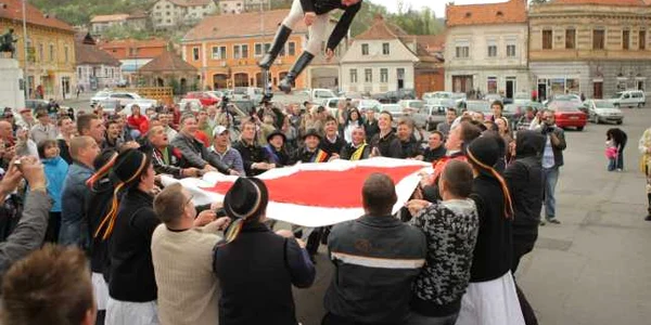 Junii tineri sunt aruncaţi în ţol pentru a-şi dovedi vitejia