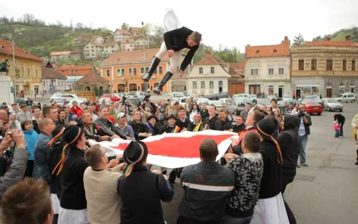 Junii tineri sunt aruncaţi în ţol pentru a-şi dovedi vitejia. FOTOAdevărul.