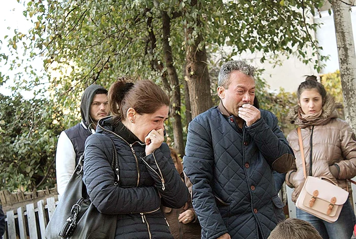 Distruși, părinții băiatului i-au ridicat trupul neînsuflețit de la IML