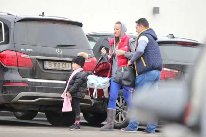 Raluca Sandu, fiica lui Mircea Sandu, se duce la sală împreună cu cei doi copiifoto Caps