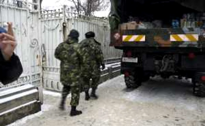 Intervenţia Brigăzii 10 Geniu în zonele sinistrate. FOTO: NICOLETA BUTNARU