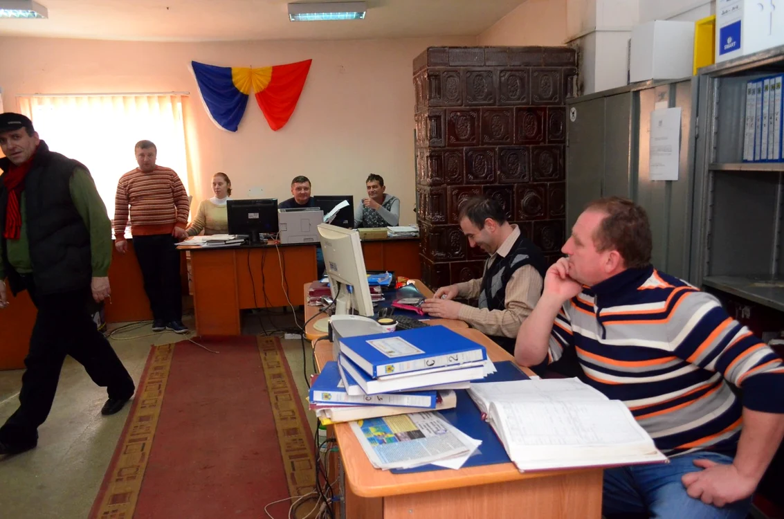 La Primăria din Vânători, indiferent de compartiment, funcţionarii lucrează în aceeaşi încăpere
