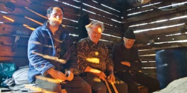 Nicolae a Cleiului, Virgil Chirteş şi Manailă, stând la discuţii şi poveşti, la lumina focului