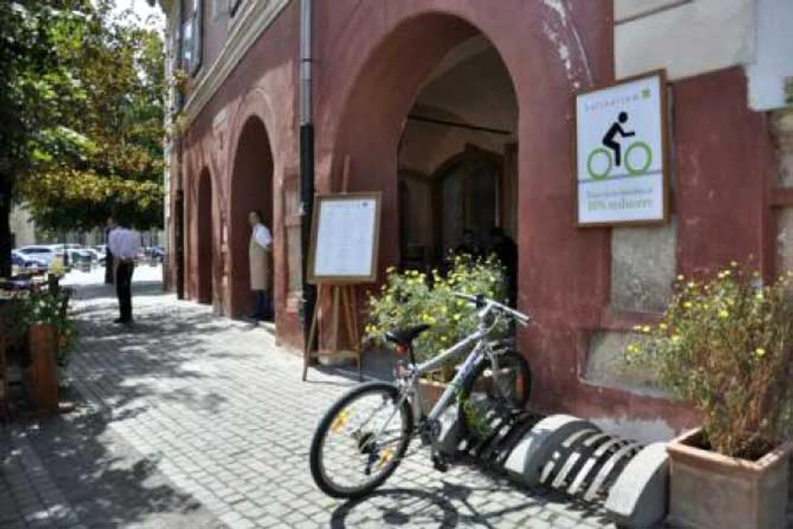 
    Clienţii îşi pot lăsa bicicletele în siguranţă, la intrarea în localFoto: Facebook  
