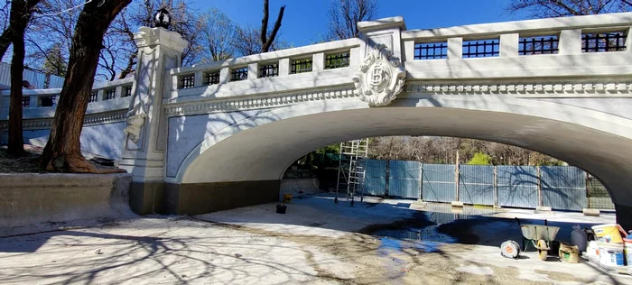 Lucrările de reabilitare la Podul Mare din Parcul Cișmigiu au fost finalizate (foto: Facebook / Trustul de Clădiri Metropolitane Oficial)