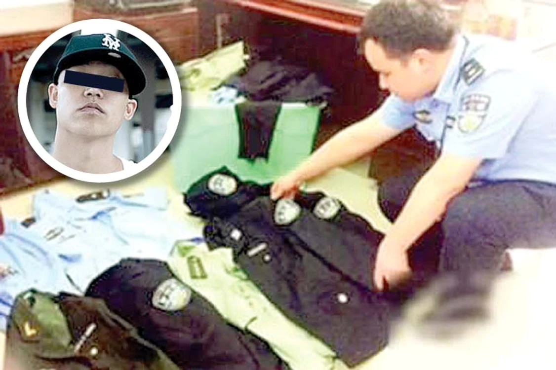 
    Bărbatul avea  o colecţie de uniforme  