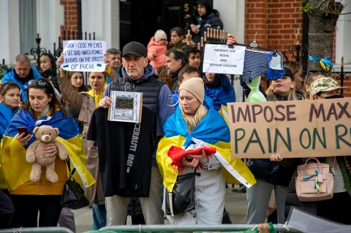 protest lucruri lăsate în faţa ambasadei rusiei din londra - foto facebook ukraine ua