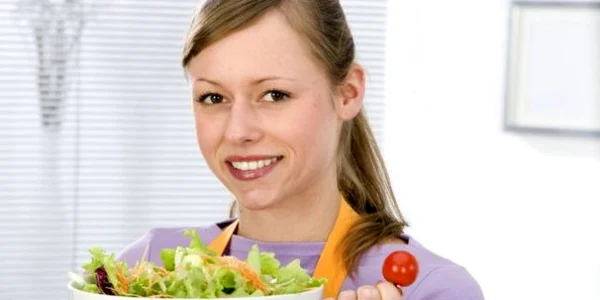 Ca să rezişti pe caniculă, mănâncă în fiecare zi salată verde şi roşii