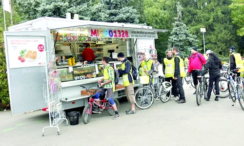 Înainte de concurs, bicicliştii au prins puteri  cu un hot dog de la magazinele Mic ro jpeg